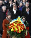 Цветы к памятнику Шевченко